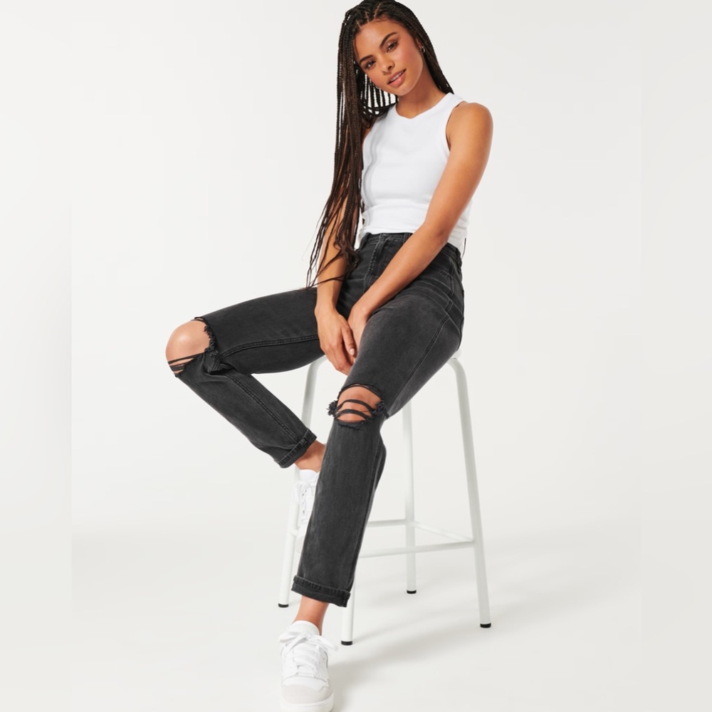 Hollister Ultra High Rise Mom Jeans Washed Black Denim Ripped Knee Size 27/4 NWT